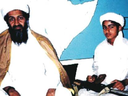 Hamza bin Laden, à direita, com seu pai, em 2001.