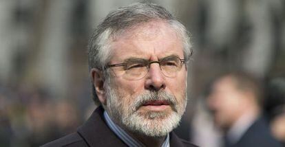 O líder do Sinn Féin, Gerry Adams, preso por um assassinato de 1972.