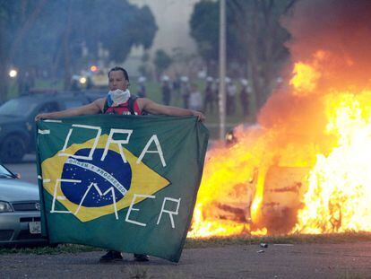 Manifestante durante ato contra a PEC do Teto em Brasília.