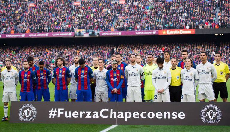 Jogadores do Barça e do Real homenageiam a Chape.