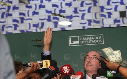 Eduardo Cunha em uma imagem de novembro passado, quando ele levou um 'banho de dólares' em protesto.