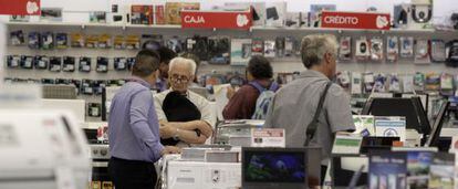 Consumidores em uma loja de eletrodomésticos em Buenos Aires.