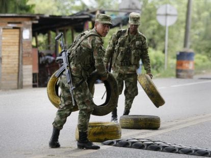 Militares colombianos instalam posto em Cauca, na sexta-feira.