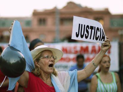 Mulher protesta em frente à Casa Rosada.