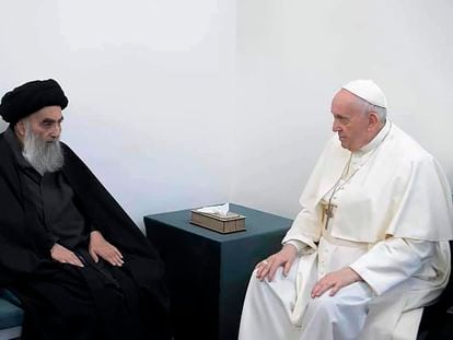 O grão-aiatolá Al Sistani (à esq.) recebe o papa Francisco na sua casa, em Najaf, no norte do Iraque.
