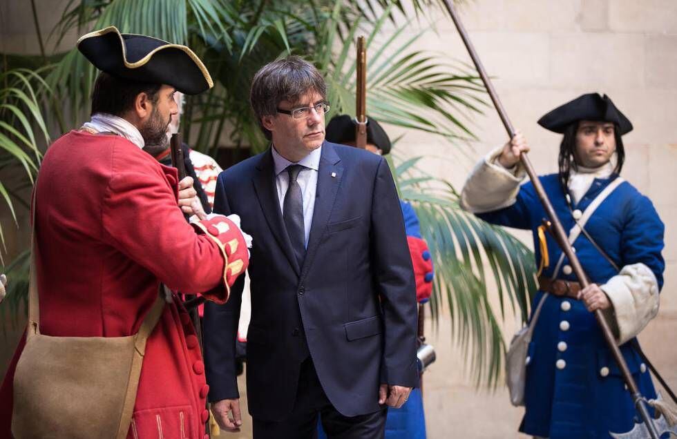 O presidente da Generalitat, Carles Puigdemont, recebe a Coronela e os Miquelets [regimentos militares tradicionais relacionados à guerra da Sucessão, entre 1701 e 1714) na Diada (Dia Nacional da Catalunha) de 2016