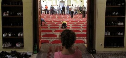 Uma menina olha os fiéis na reza da sexta-feira na mesquita da M-30.