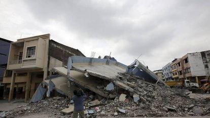 Uma câmera de televisão grava um edifício desmoronado pelo terremoto em Guayaquil.
