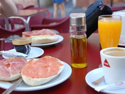 Um bom café da manhã pode consistir em uma caneca de café, fruta ou suco e um par de torradas.