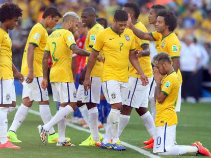 Os jogadores do Brasil, durante os pênaltis contra o Chile.