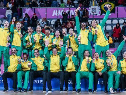 Atletas brasileiras celebram medalha de ouro nos jogos Pan-Americanos.