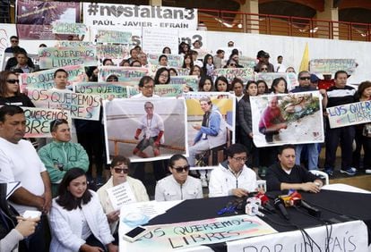 Manifestação em apoio dos repórteres e motorista sequestrados, em 1 de abril, em Quito.