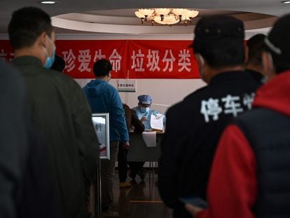 Um agente de saúde registra, na quinta-feira, cidadãos que querem receber a vacina contra a covid-19 em um centro comunitário de Pequim.