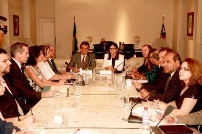 O ministro José Eduardo Cardozo (centro) ao lado da governadora Roseana Sarney durante reunião em São Luís.