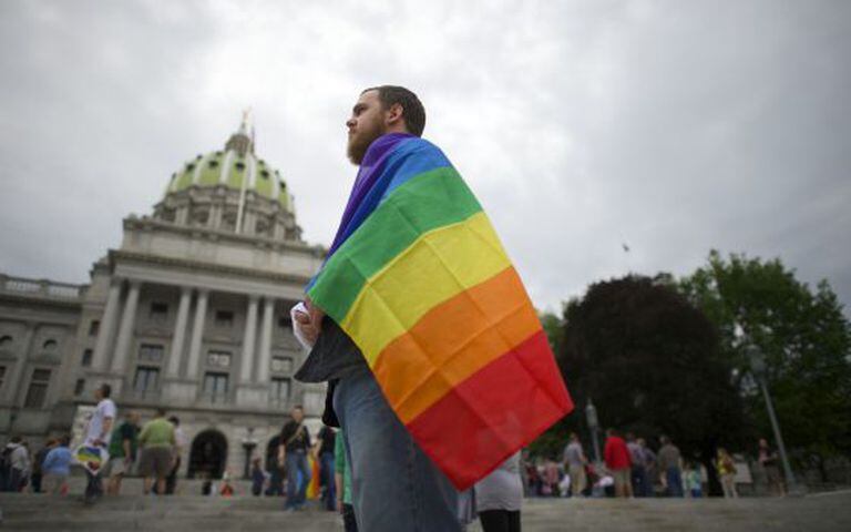 Um manifestante vai à concentração em Harrisburg, Pensilvânia, para comemorar a decisão judicial.