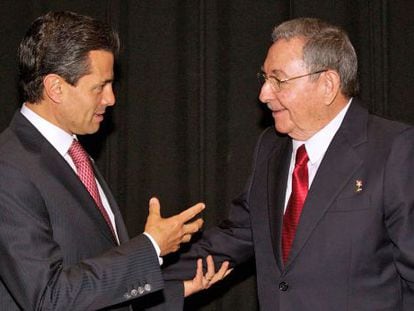Peña Nieto e Raúl Castro, em janeiro de 2013 no Chile.