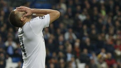 Benzema lamenta-se de uma ocasião falhada / Kiko Huesca (EFE). Vídeo: Reuters