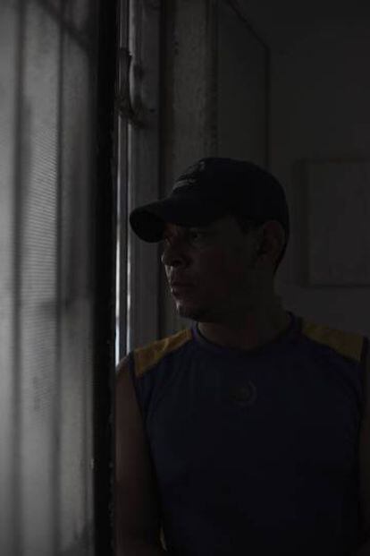 Iván Martínez, primeiro sargento da Miliícia Bolivariana da Venezuela, no quarto que aluga em um bairro de Cúcuta.
