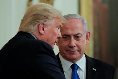 O presidente dos EUA, Donald Trump, e o premiê de Israel Benjamin Netanyahu, em um encontro sobre a política norte-americana para o Oriente Médio na Casa Branca, em janeiro de 2020,