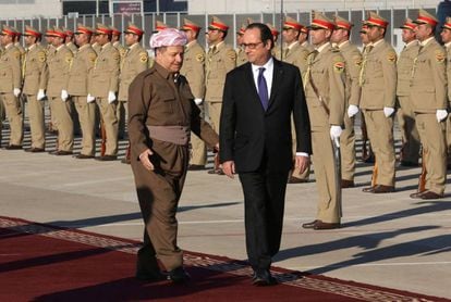O líder curdo Barzani e Hollande passam tropas em revista em Erbil.