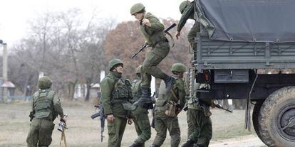 Militares russos no aeroporto da cidade de Belbek, nesta terça-feira.