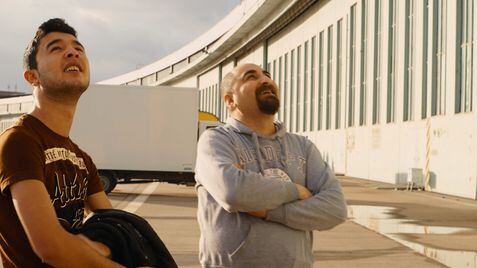 Ibrahim Al-Hussein  e Qutaiba Nafea no aeroporto de Tempelhof, em Berlim.