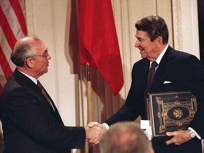 Em 8 de dezembro de 1987, o líder soviético, Mikhail Gorbachev, e o presidente norte-americano, Ronald Reagan, assinaram na Casa Branca um tratado para eliminar os mísseis de médio alcance.