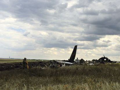Restos do avião derrubado no aeroporto de Luhansk.