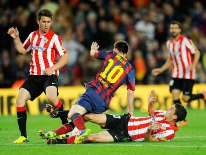 De Marcos derruba Messi diante de Laporte.
