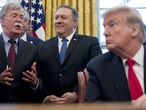 John Bolton, a la izquierda, junto a Mike Pompeo (centro) y Donald Trump, el pasado día 7 en la Casa Blanca.