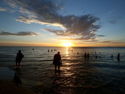 Banhistas curtem a praia de Glenelg Beach, na Austrália, em 18 de dezembro.