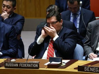 Membro da delegação russa fala por celular durante uma Assembleia da ONU, em Nova York.