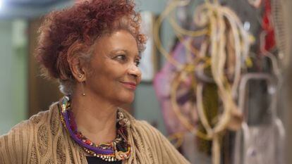 A artista mineira Sônia Gomes.
