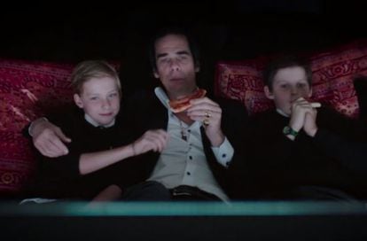 Nick Cave com seus dois filhos no documentário ‘20.000 Dias na Terra’. Arthur é o da esquerda.