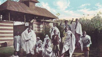 Grupo de africanos que foi exposto no início do século XX em uma das vilas construídas na Europa.