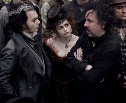 Johnny Depp, Helena Bonham Carter e Tim Burton nas filmagens de 'Sweeney Todd - O barbeiro demoníaco da rua Fleet'.