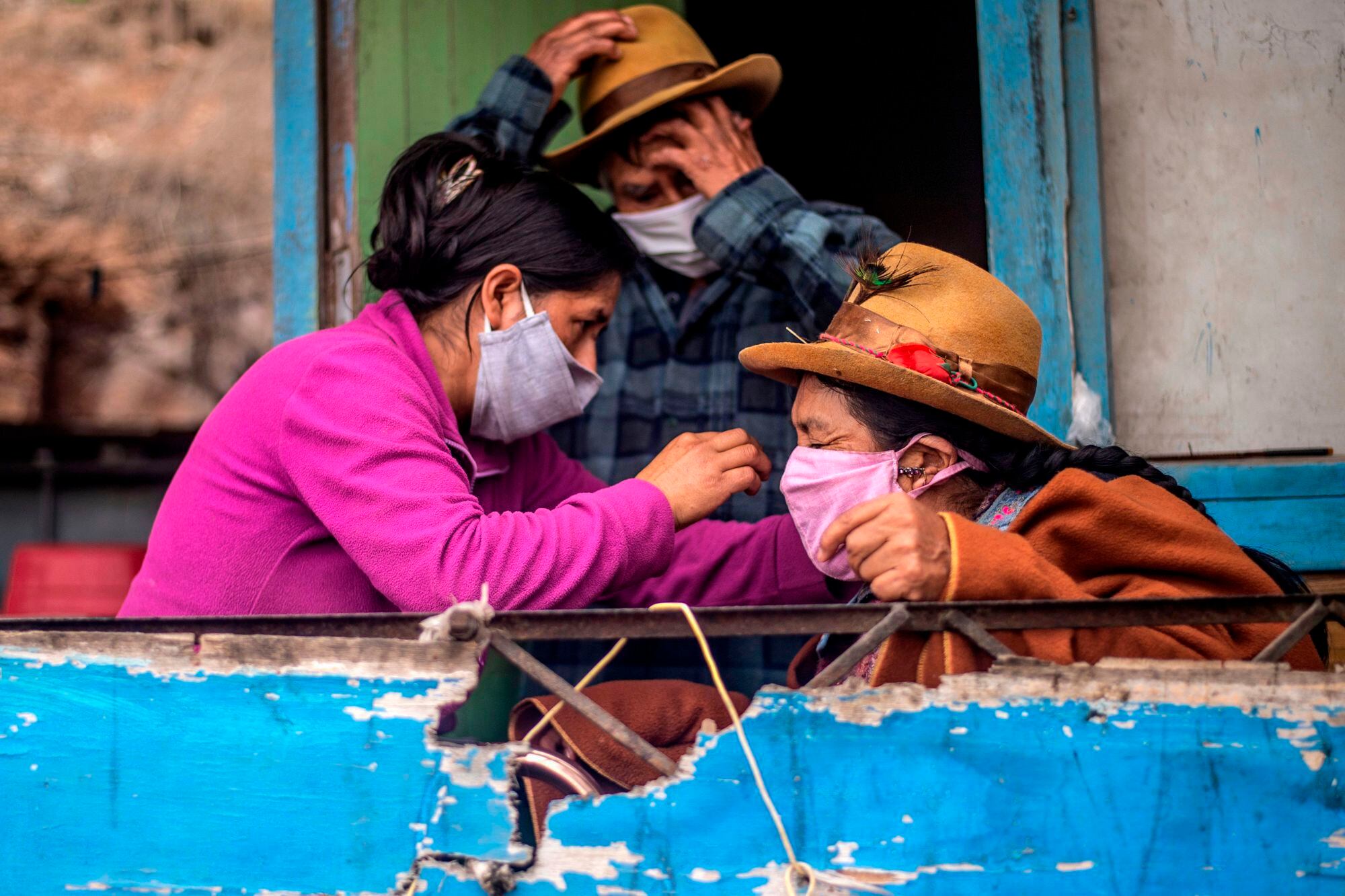 Uma família em Pamplona Alta, na periferia de Lima (Peru), se prepara para sair com máscaras.
