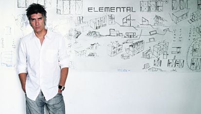 O arquiteto Alejandro, em seu escritório ELEMENTAL, Pritzker 2016