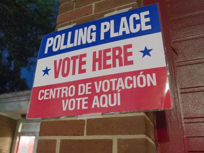 Cartaz indica o centro eleitoral em Arlington, Virginia.