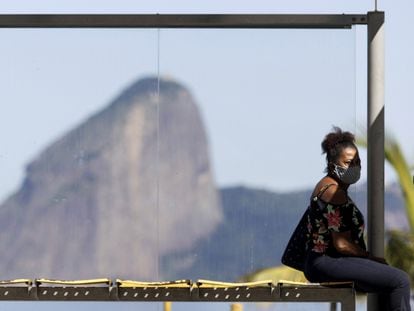 Mulher usa máscara em um ponto de ônibus no Rio de Janeiro na última segunda-feira.