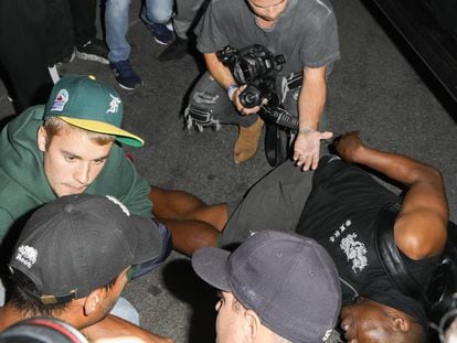 Justin Bieber espera a ambulância junto ao fotógrafo que atingiu.