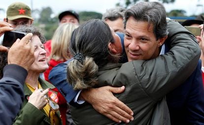Haddad abraça eleitora em frente à Superintendência da Polícia Federal em Curitiba na segunda-feira.