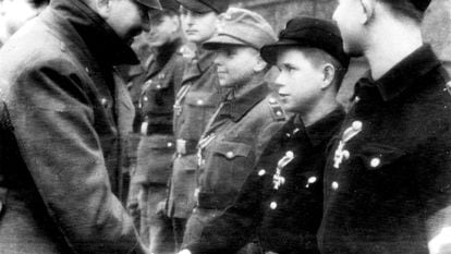 A última foto de Hitler antes de seu suicídio, em um ato com membros das Juventudes Hitleristas condecorados, no exterior do 'bunker' da Chancelaria.