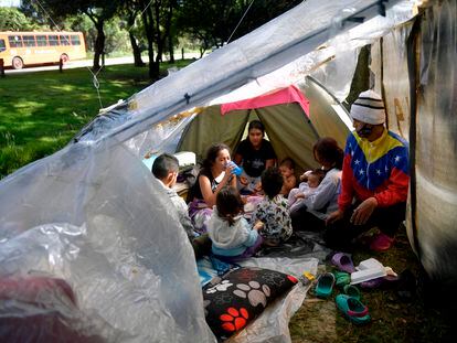 Imigrantes venezuelanos que procuram voltar a seu país, em um acampamento improvisado em Bogotá.