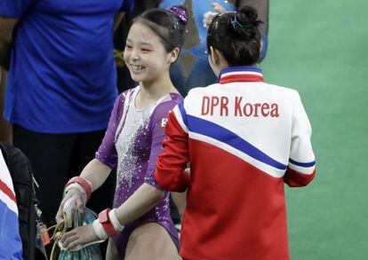 Hong Un Jong (direita, de costas) conversa com Lee Eun-Ju durante os treinos classificatórios da Rio 2016.
