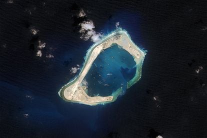 Imagem de satélite de uma ilhota artificial chinesa no mar da China meridional. 