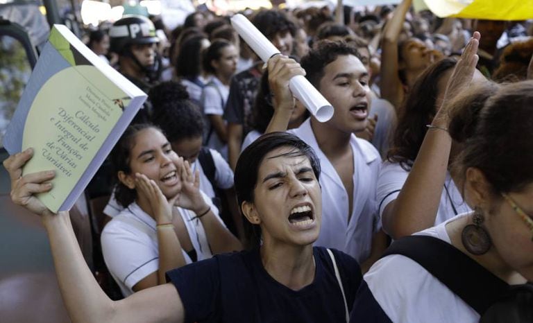 Estudantes de escolas públicas protestam no Rio de Janeiro no dia 6 de maio.