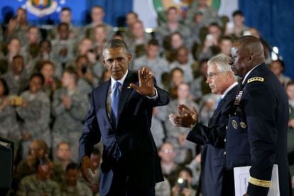 Barack Obama, junto com Chuck Hagel (centro) e Lloyd Austin (direita), na base Aérea de MacDill em Tampa (Flórida).