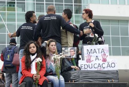 Professores protestam em Curitiba, em 5 de maio./