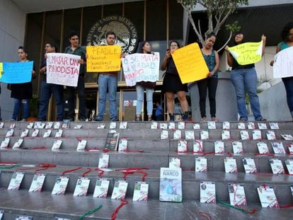 Manifestantes em Guadalajara protestam contra assassinato de jornalistas.